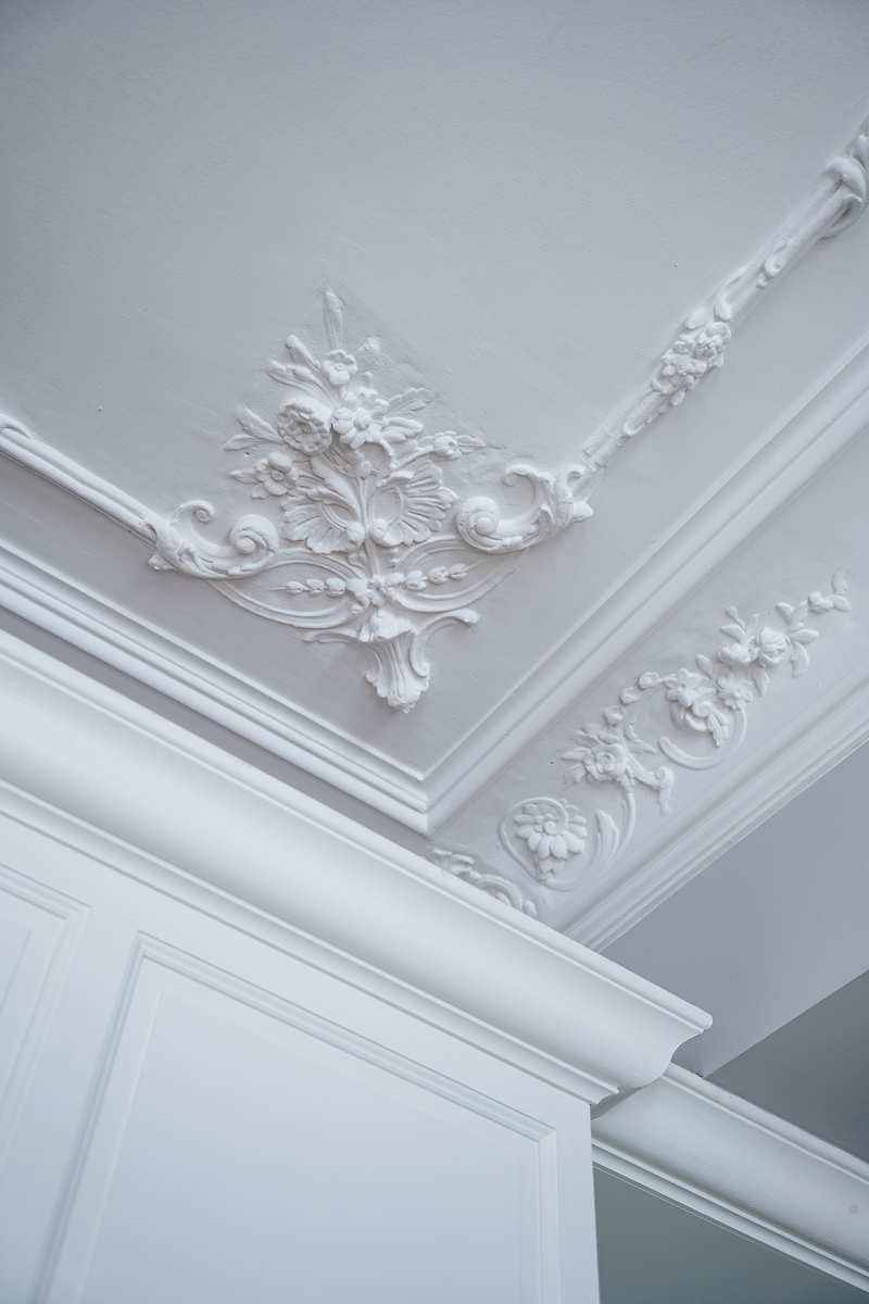 Projet_restauration_identique_corniches_ecoincons_platrerie_traditionnelle_hotel_villa_grand_voila_par_la_gypserie