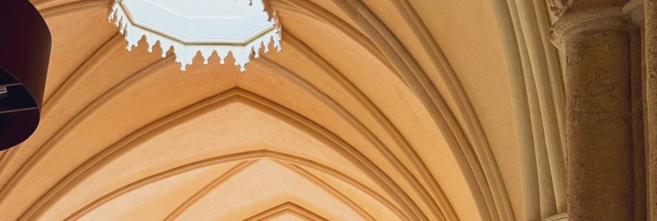 Chantier de rénovation avec poussage sur place des nervures de voutes de l'église Saint-vincent-de-Paul