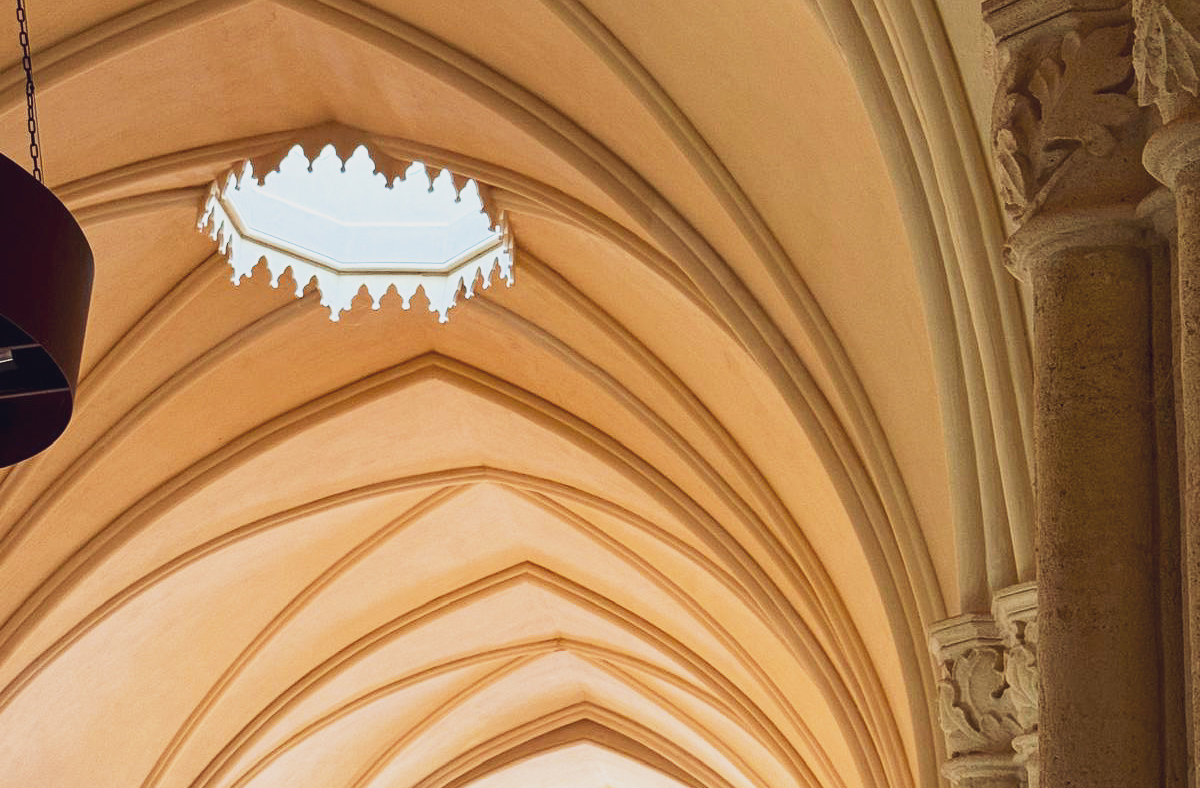 Chantier de rénovation avec poussage sur place des nervures de voutes de l'église Saint-vincent-de-Paul