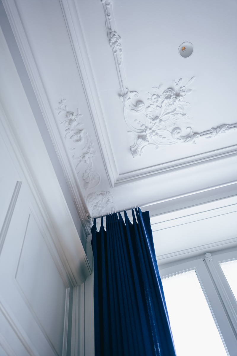 pose_corniches_nues_incrustations_decors_platre_hotel_villa_grand_voile_la_rochelle