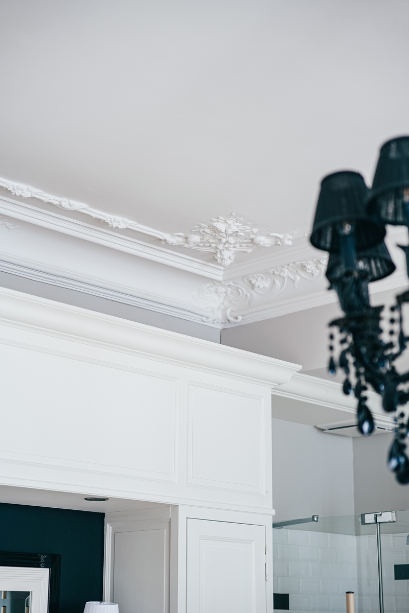 prise_epreinte_elastomere_fabrication_en_atelier_moulure_decors_staff_hotel_villa_grand_voile