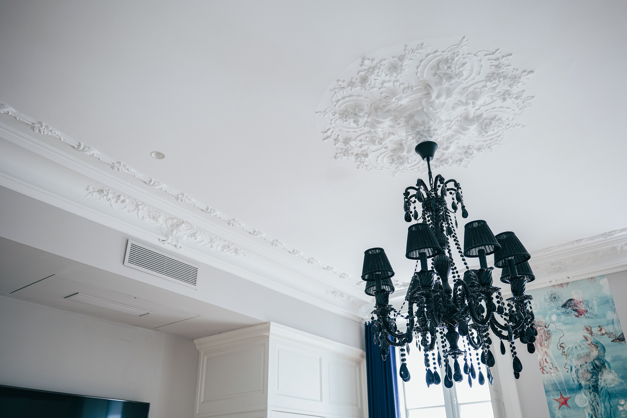 vue_plafond_chambre_restauration_platrerie_gypserie_staff_corniches_moulures_chambers_villa_grand_voile