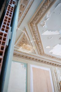 Corniches et plafonds abimées, restauration en plâtrerie traditionnelle de la maison de pierre loti