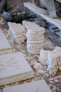 Moulage des décors de la salle chinoise en plâtre par le MOF Florent Boiserie pour le musée de Pierre Loti