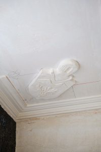 Pose du blason dans le salon rouge, restauration à l'identique en plâtre pour le musée de Pierre Loti à Rochefort