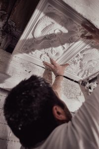 pose des décors en plâtre au plafond de la salle chinoise au Musée de Pierre loti