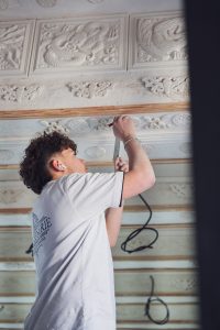 Pose des décors et reproduction à l'identique dans la salle chinoise au Musée de Pierre Loti