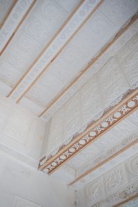 Pose des décors en plâtre de la salle chinoise au Musée de Pierre Loti