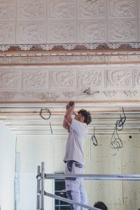 Restauration de la salle chinoise et pose des décors en plâtre au Musée de Pierre loti