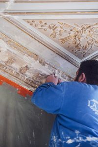 Restauration des corniches de la salle bleu du musée de pierre loti à Rochefort