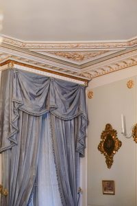 Restauration des corniches et modillons du salon bleu du musée de Pierre Loti à Rochefort