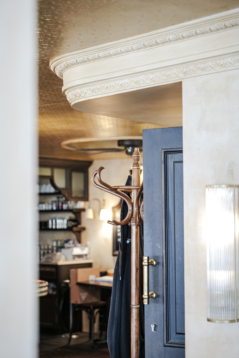 restaurantion_corniches_cafe_de_la_poste_gypserie_platrerie_traditionnelle_staffeur_la_rochelle