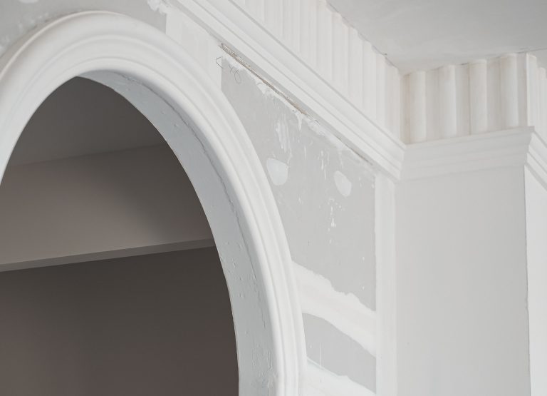 projet de rénovation d'un studio avec un habillage plâtrerie traditionnelle