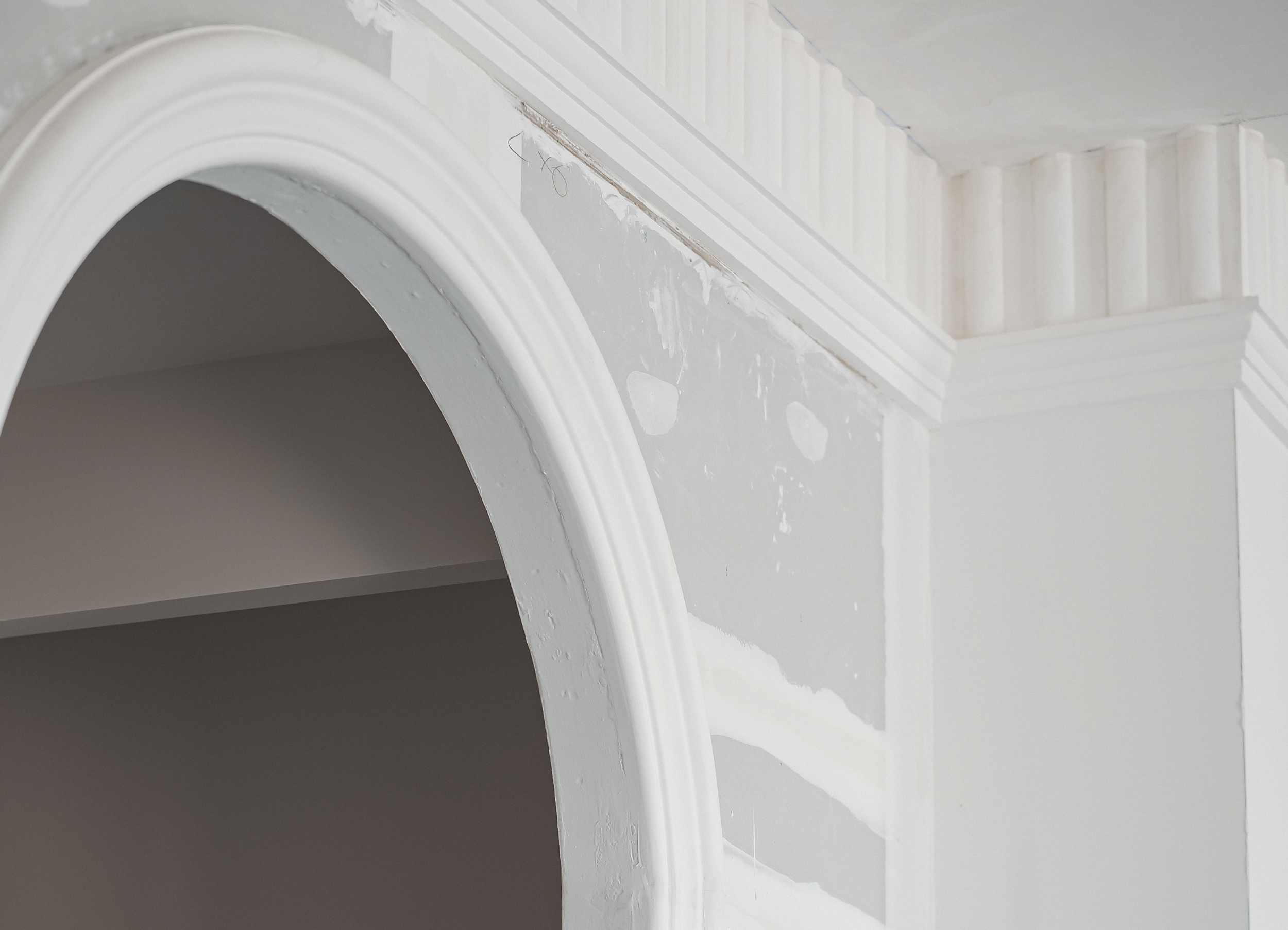 projet de rénovation d'un studio avec un habillage plâtrerie traditionnelle