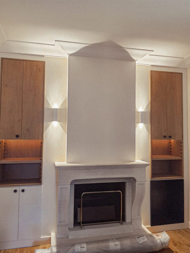 Réalisation d'un habillage de cheminée en plâtre et place avec des corniches sur mesure