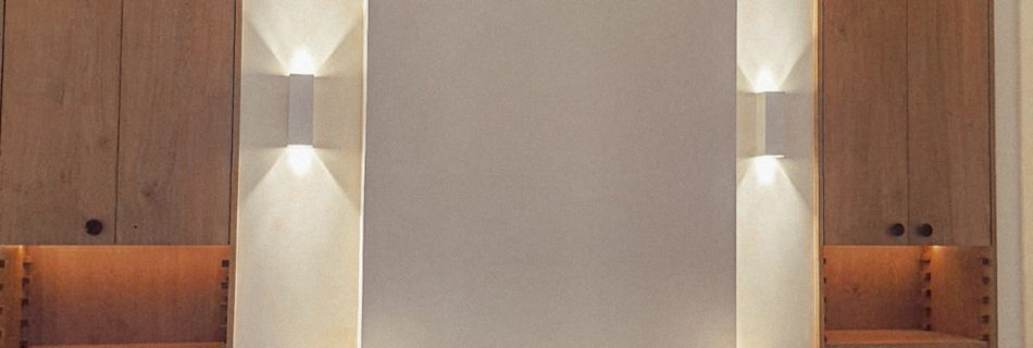 Réalisation d'un habillage de cheminée en plâtre et place avec des corniches sur mesure