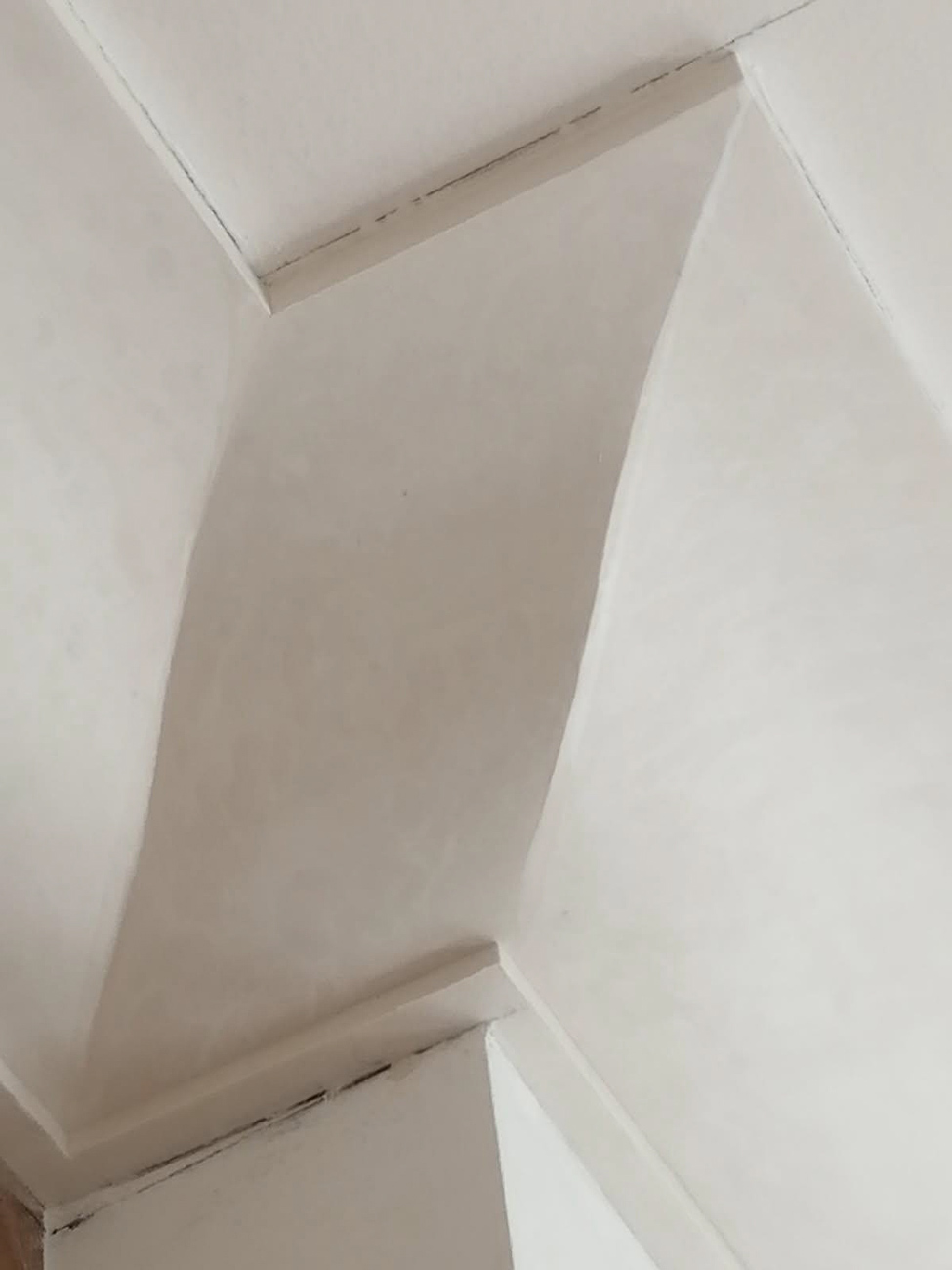 zoom_arete_corniche_platrerie_traditionnelle_realisee_sur_mesure_habillage_mur_appartement_traditionnel