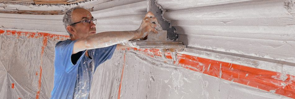 Poussage sur place du staff pour la restauration des corniches de l'église du Dorat