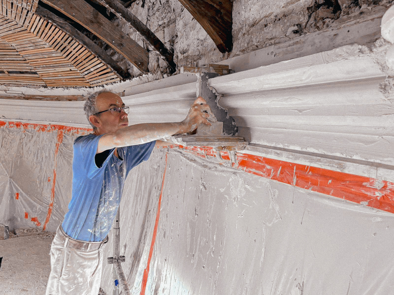 Poussage sur place du staff pour la restauration des corniches de l'église du Dorat