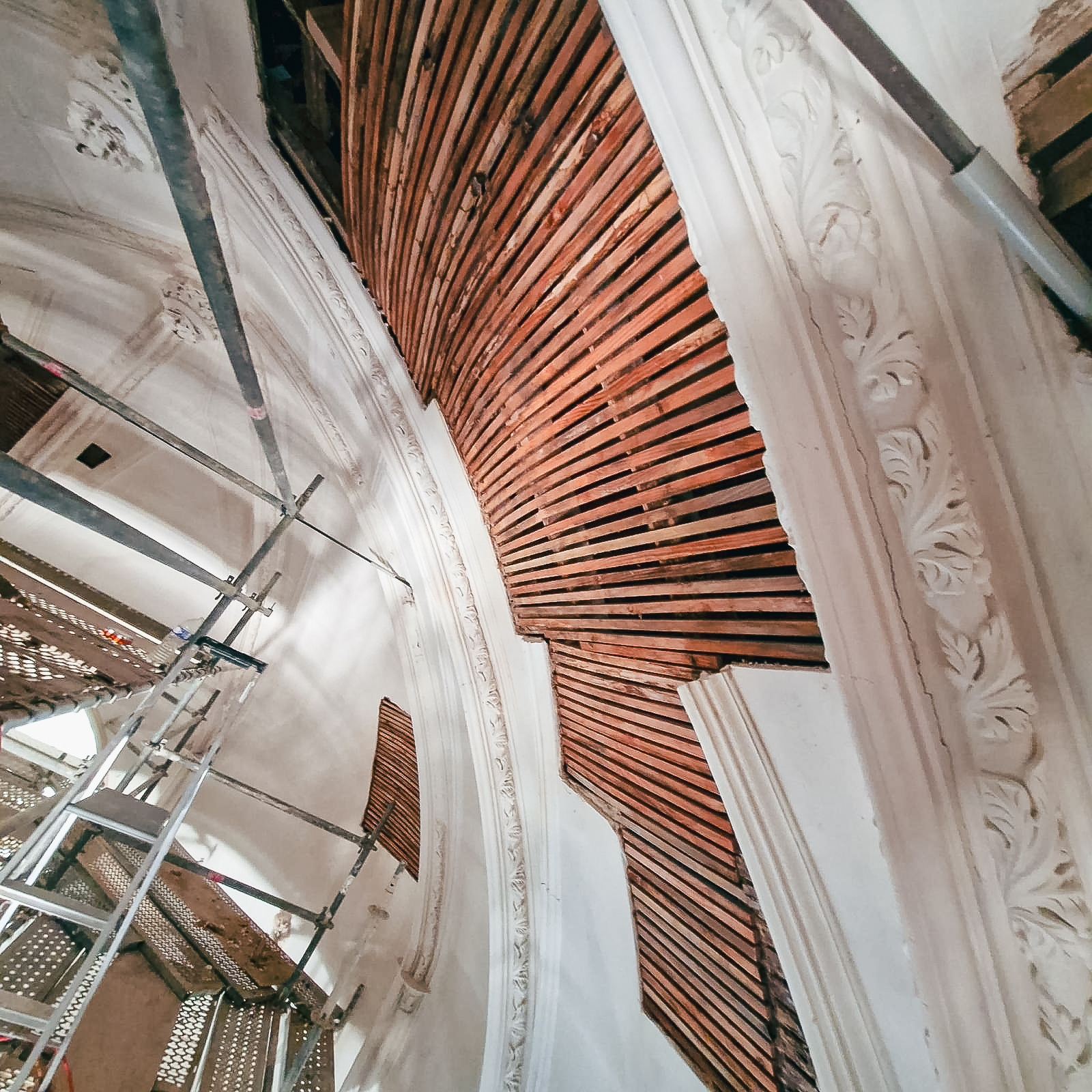 Restauration_patrimoine_historique_plafond_voute_platrerie_traditionnelle_eglise_du_dorat