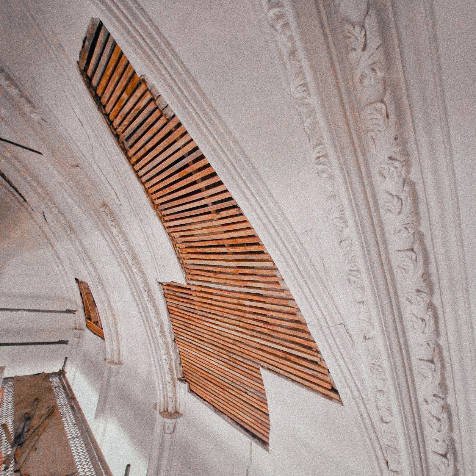 Restauration_renovation_patrimoine_historique_eglise_du_dorat_corniche_rosace_poussage_sur_place