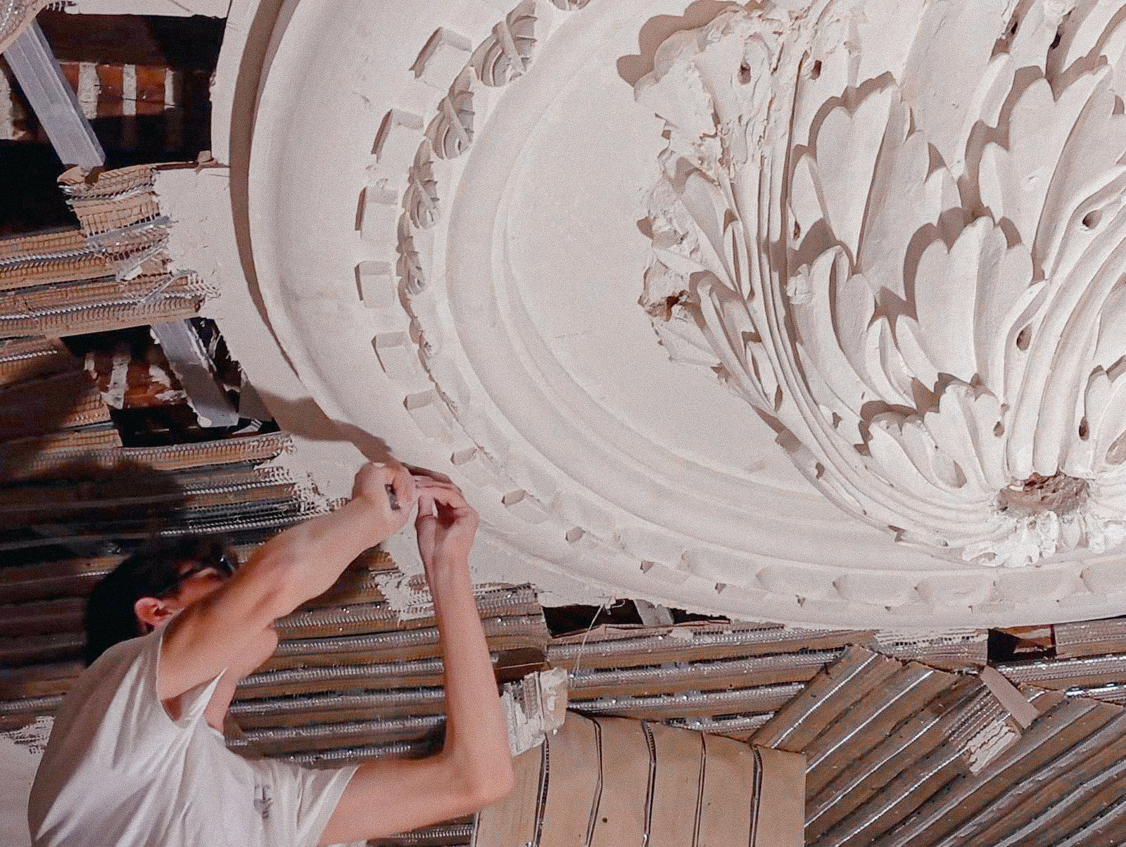 Restauration_rosace_plafond_voute_eglise_du_dorat_equipe_la_gypserie_charente_maritime
