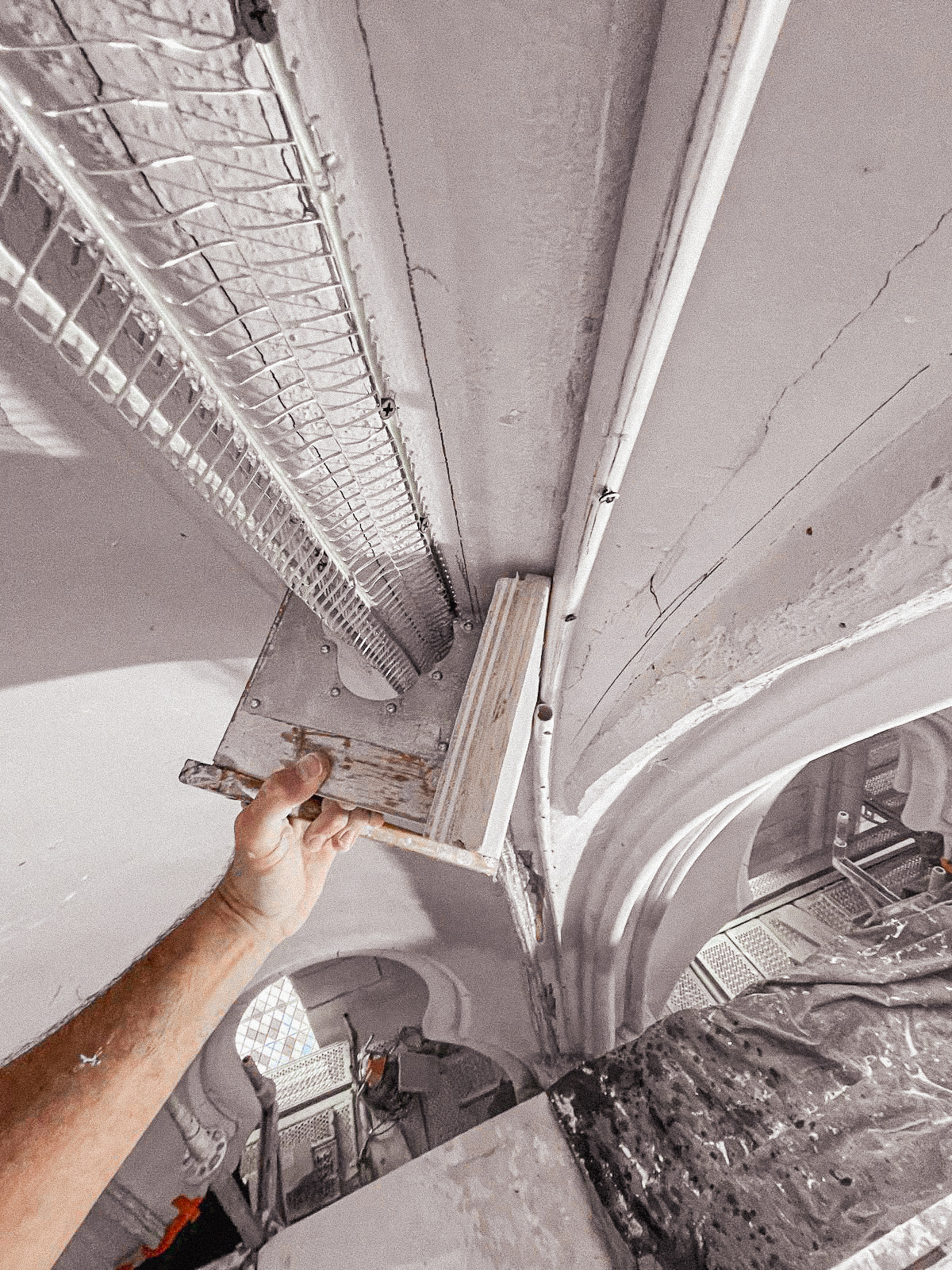 Poussage sur place avec gabarit des nervures de voute en staff