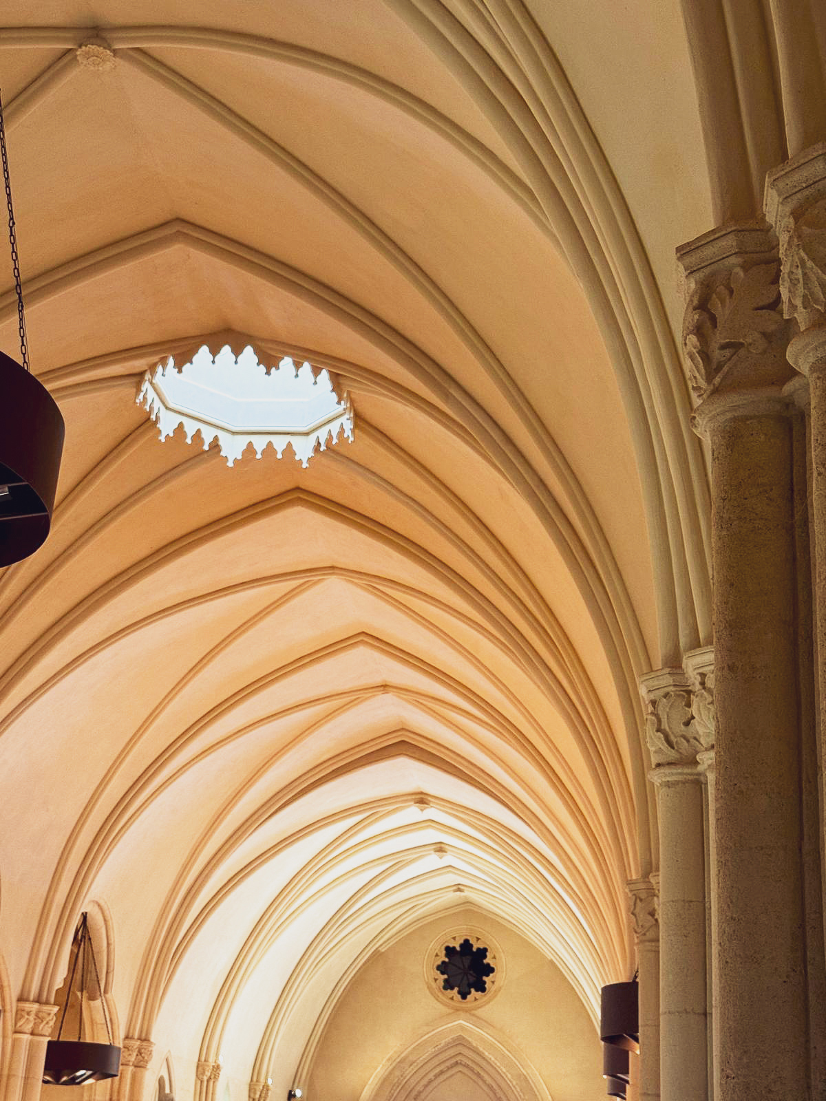 Poussage sur place des nervures de voute de l'église Saint-Vincent-de-Paul