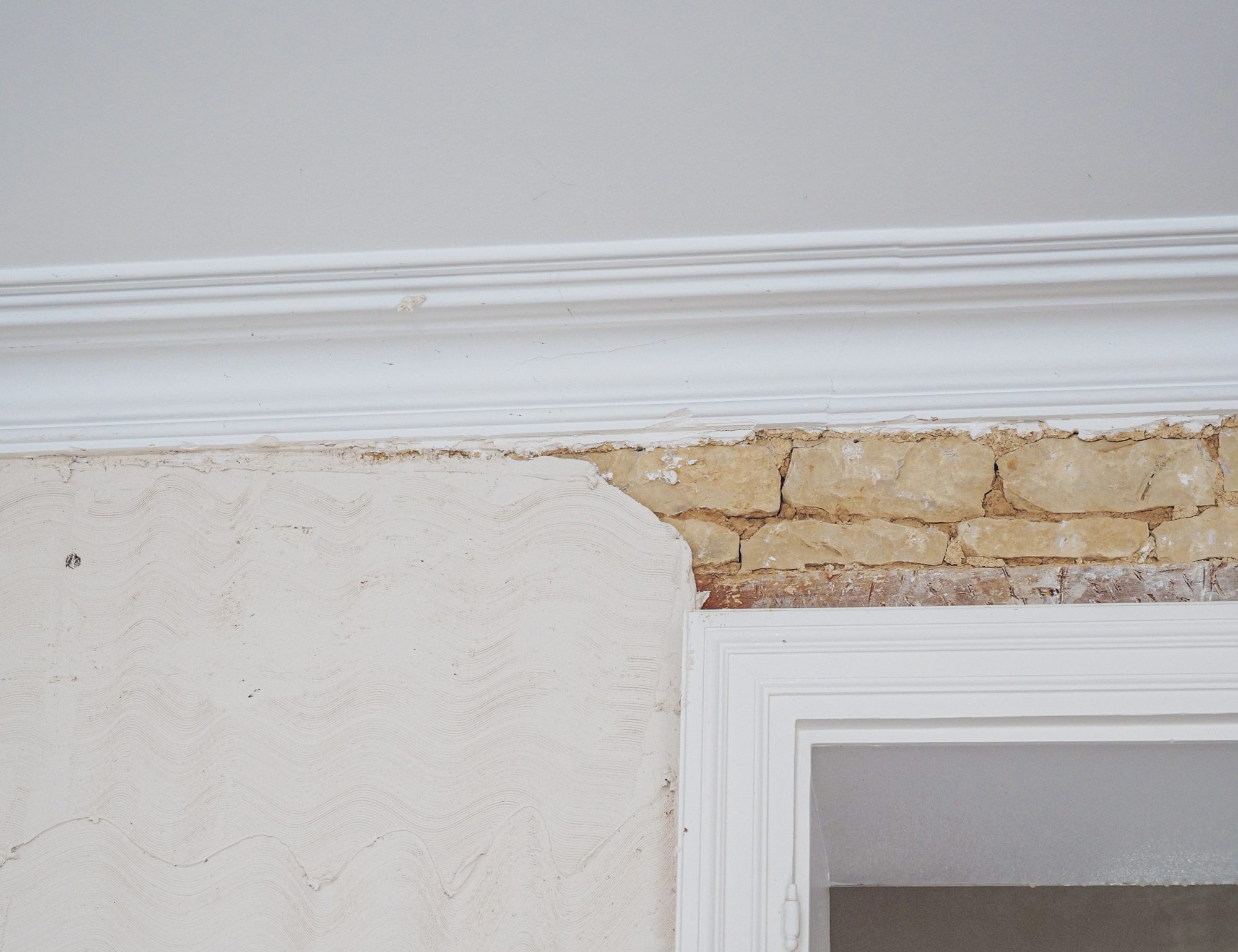 Mission de rénovation d'une maison suite à un tremblement de terre des éléments en staff, mur en plâtre, place, et corniches