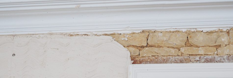 Mission de rénovation d'une maison suite à un tremblement de terre des éléments en staff, mur en plâtre, place, et corniches