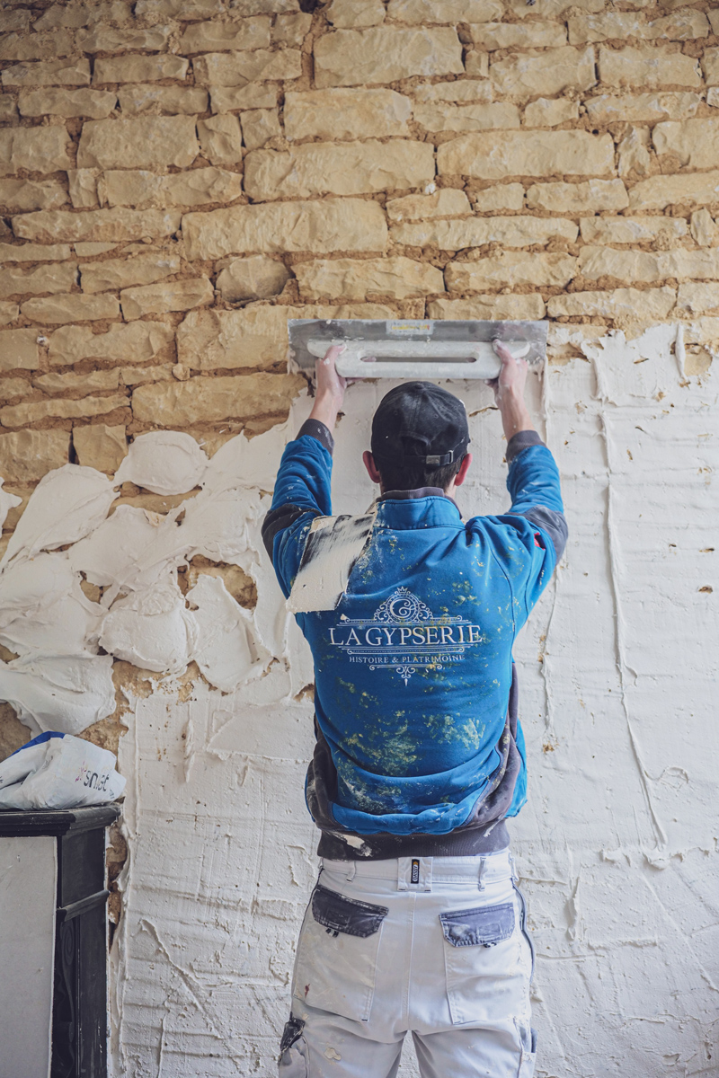 Restauration_maison_mauze_sur_le_mignon_enduisage_mur_platre