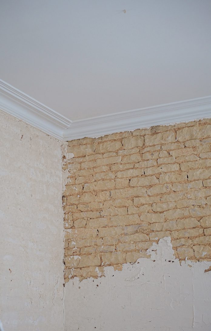 Restauration_maison_mauze_sur_le_mignon_finition_mur_en_pierre_en_platre