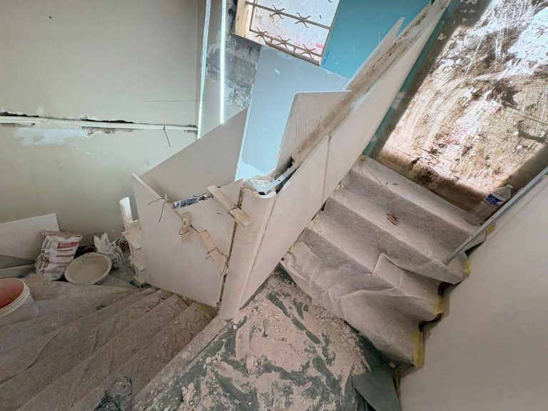 Création d'un escalier et d'une rambarde en staff avec la technique du poussage sur place