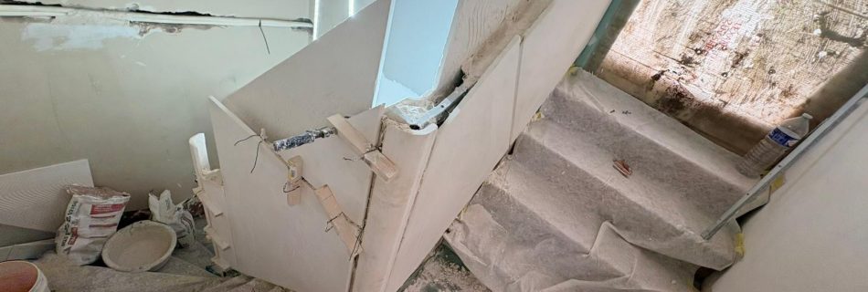 Création d'un escalier et d'une rambarde en staff avec la technique du poussage sur place