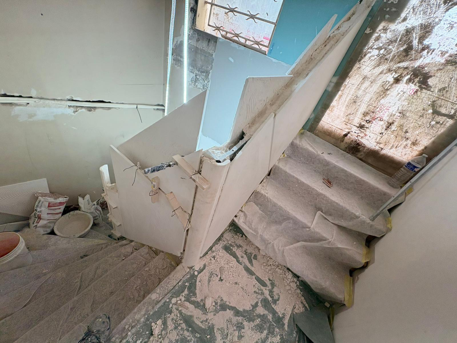 Création d'un escalier et d'une rambarde en staff avec la technique du poussage sur place