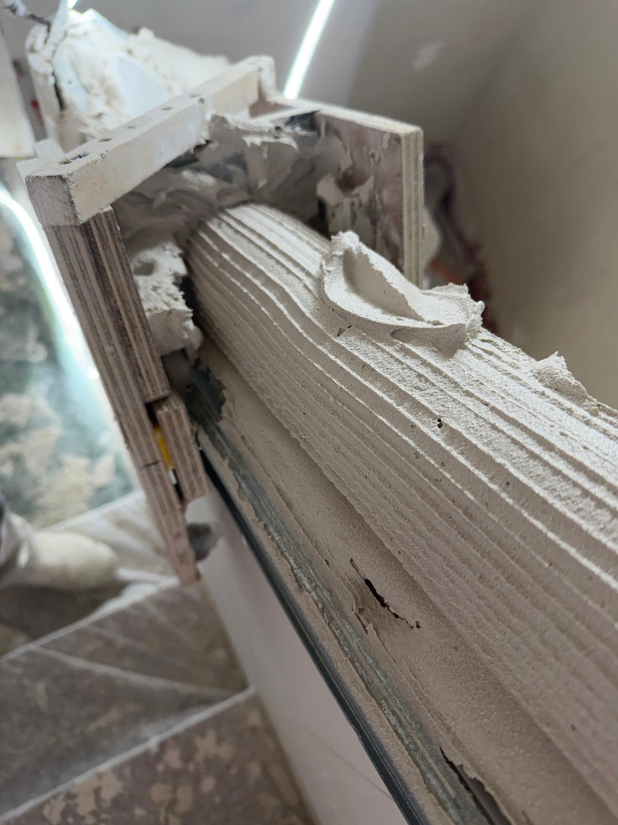 technique_poussage_sur_place_platre_staff_faconnage_rambarde_escalier