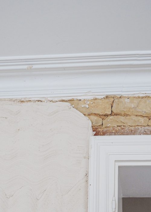 Mission de rénovation d'une maison suite à un tremblement de terre des éléments en staff, mur en plâtre, place, et corniches