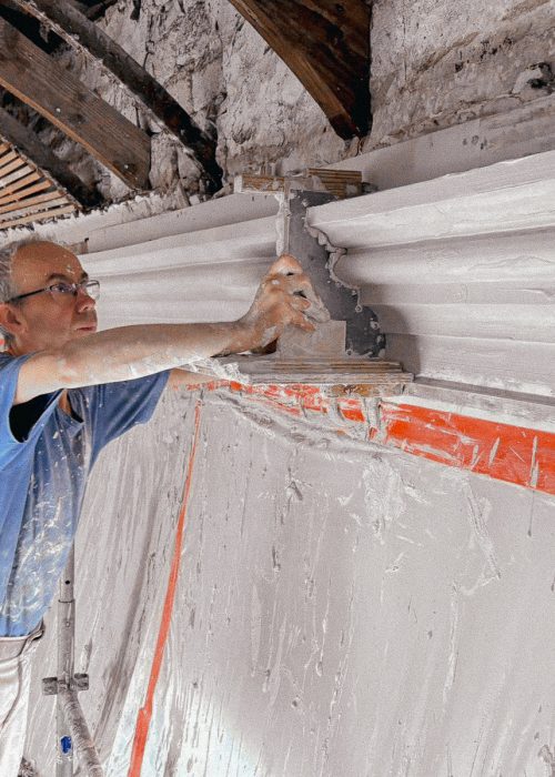 Poussage sur place du staff pour la restauration des corniches de l'église du Dorat