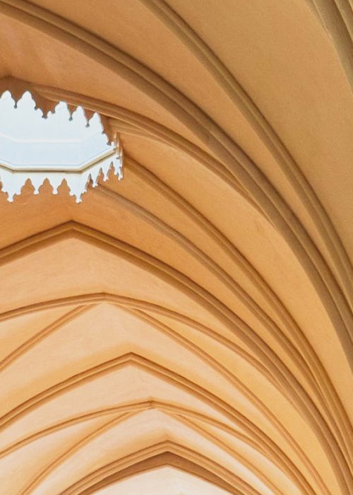 Chantier de rénovation avec poussage sur place des nervures de voutes de l'église Saint-vincent-de-Paul