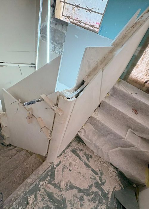 Création d'un escalier et d'une rambarde en staff avec la technique du poussage sur place