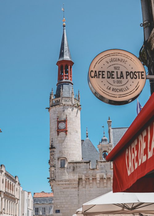 Restauration des corniches et moulures du café de la poste à La Rochelle